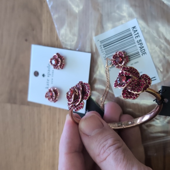 Kate Spade - Scarlet Blooms Set - Pendant, Earrings, & Bracelet - Picture 4 of 6